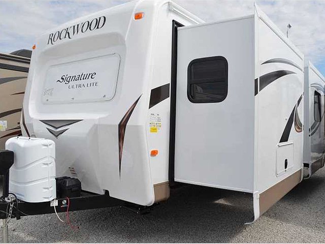 2015 Forest River Rockwood Signature Ultra Lite Photo