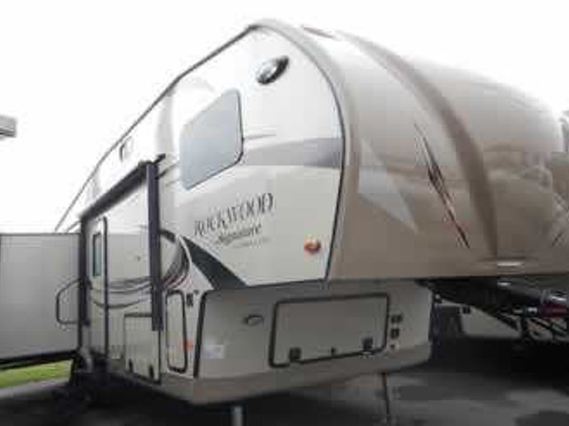 2015 Forest River Rockwood Signature Ultra Lite Photo