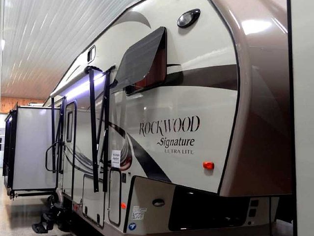 2015 Forest River Rockwood Signature Ultra Lite Photo