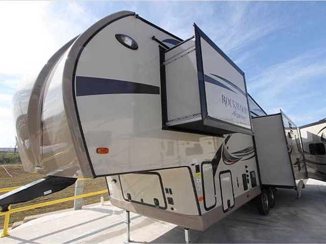2015 Forest River Rockwood Signature Ultra Lite Photo