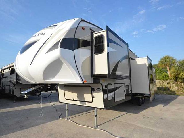 2016 Coachmen Chaparral Photo