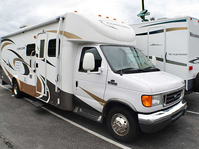 2006 Coachmen Concord Photo