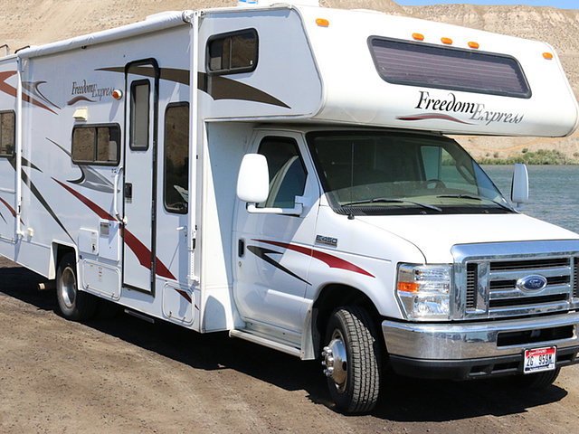 2008 Coachmen Freedom Express Photo