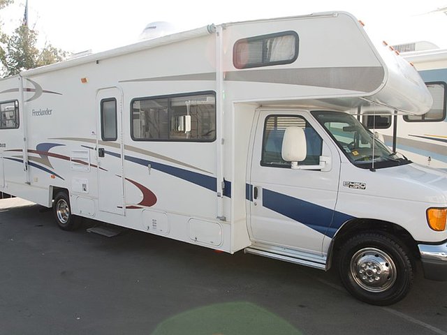 2006 Coachmen Freelander Photo