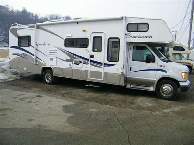 2005 Coachmen Leprechaun Photo