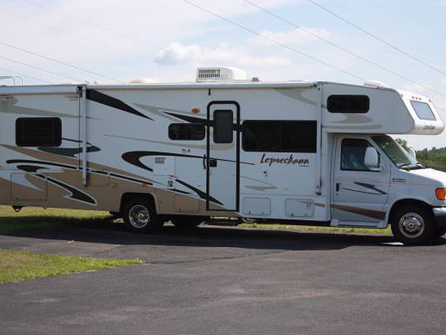 2006 Coachmen Leprechaun Photo