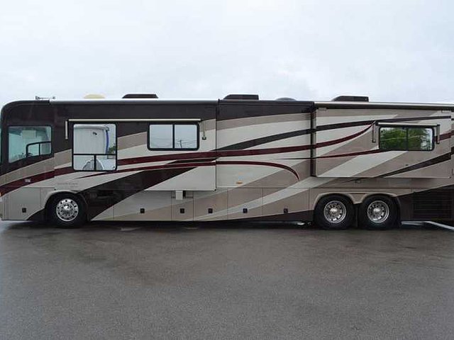 2006 Country Coach Allure 470 Photo