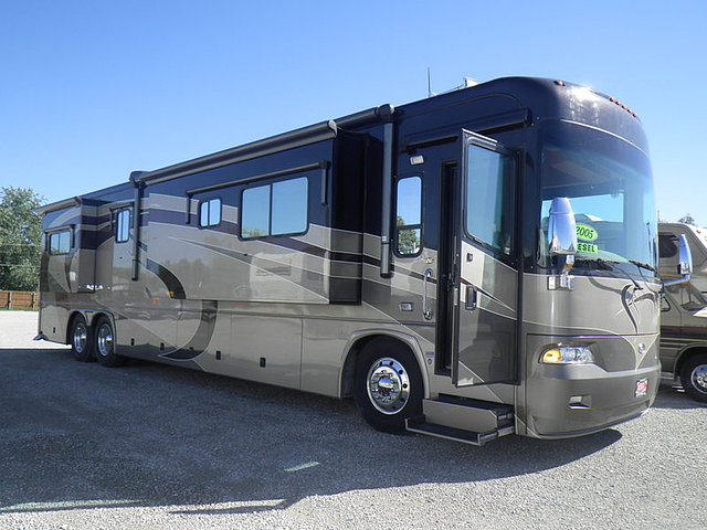 2005 Country Coach Allure Photo