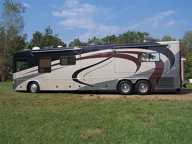 2005 Country Coach Allure Photo