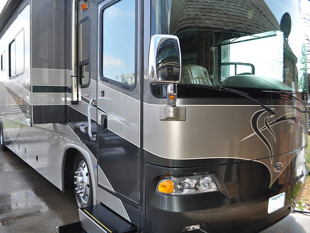 2005 Country Coach Allure 470 Photo