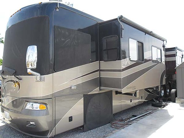 2005 Country Coach Allure 470 Photo
