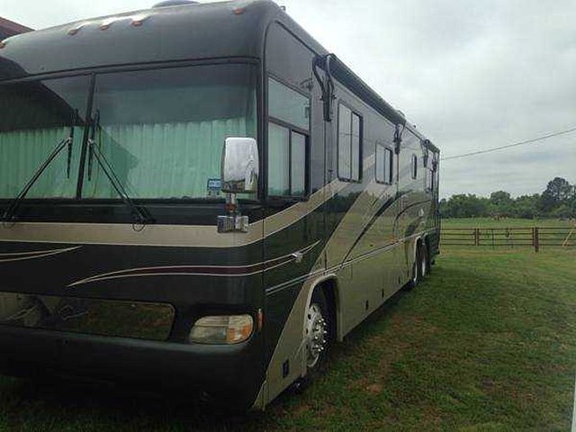 2004 Country Coach Allure Photo