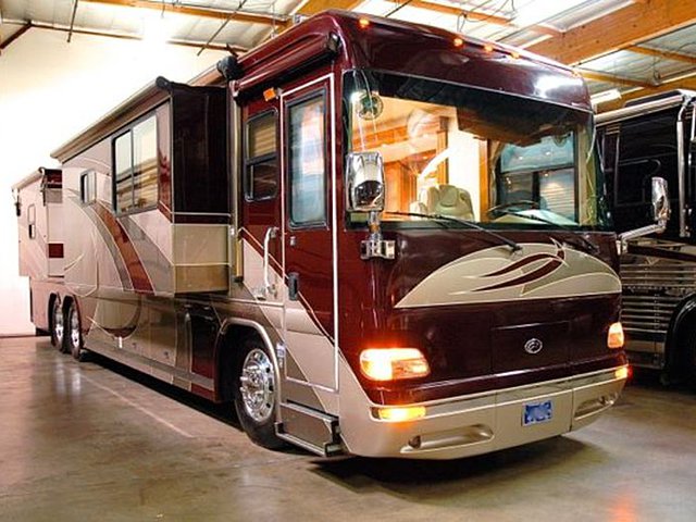 2005 Country Coach Intrigue Photo