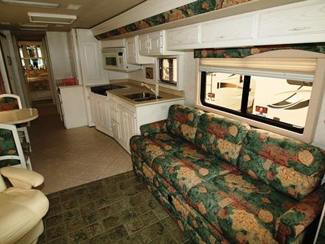2001 Country Coach Intrigue Photo