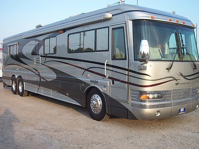 2003 Country Coach Magna Photo