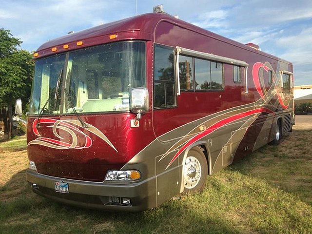 1998 Country Coach Magna Photo