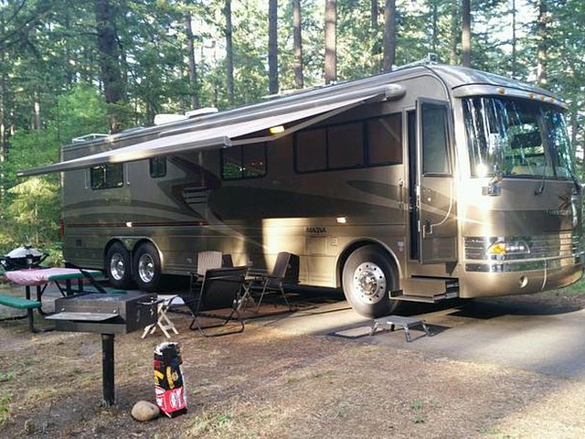 2002 Country Coach Magna Photo