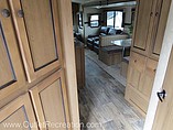 2016 Cruiser RV Shadow Cruiser Photo #9