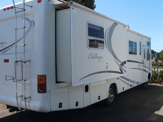 2001 Damon Challenger Photo