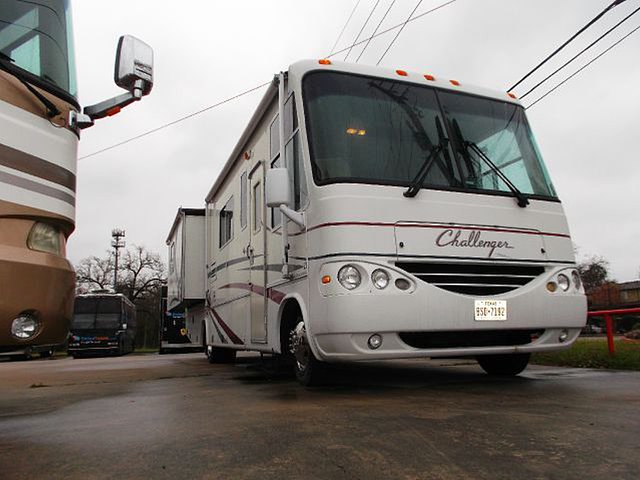 2001 Damon Challenger Photo