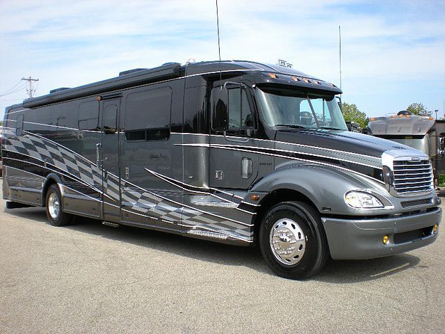 2010 Dynamax Grand Sport Photo
