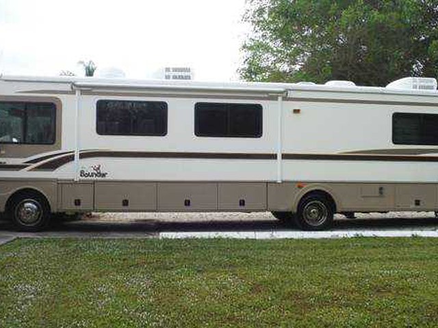 1999 Fleetwood Bounder Photo
