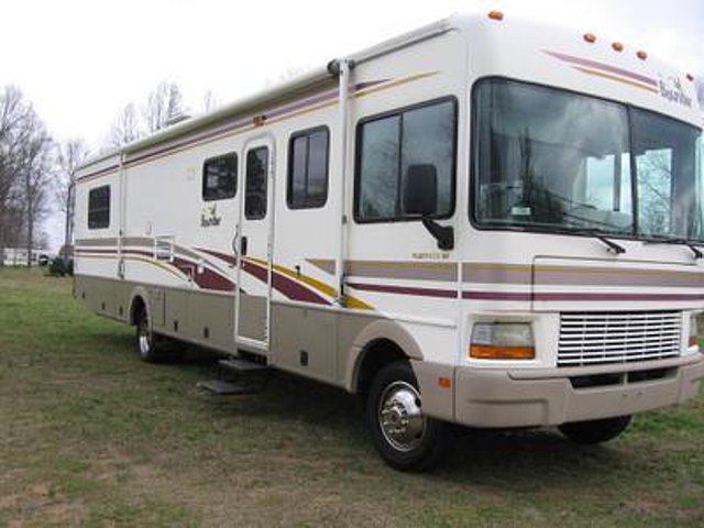 2002 Fleetwood Bounder Photo