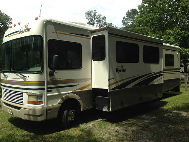 2002 Fleetwood Bounder Photo