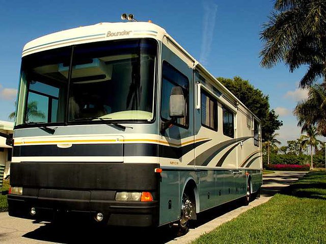 2004 Fleetwood Bounder Photo