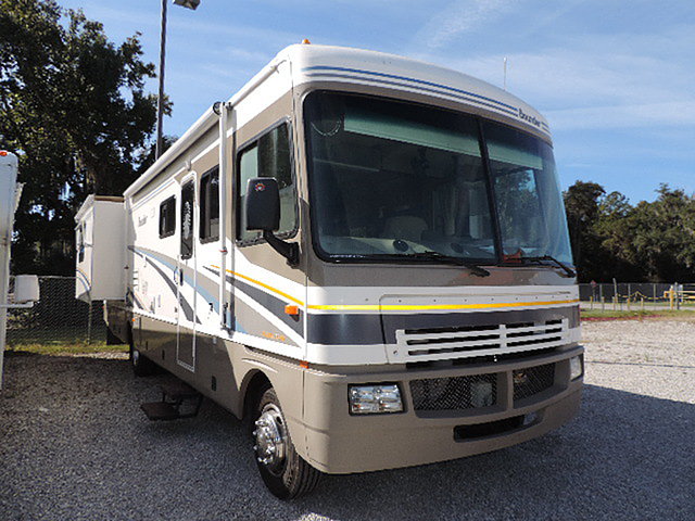 2004 Fleetwood Bounder Photo