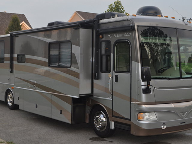 2006 Fleetwood Bounder Photo