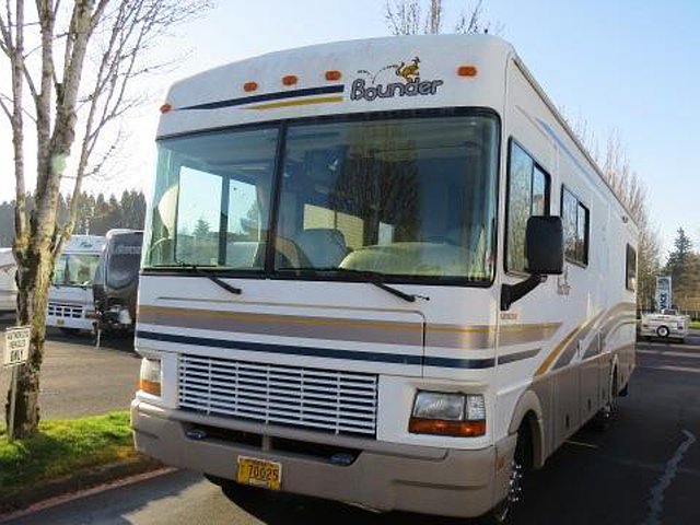 2001 Fleetwood Bounder Photo