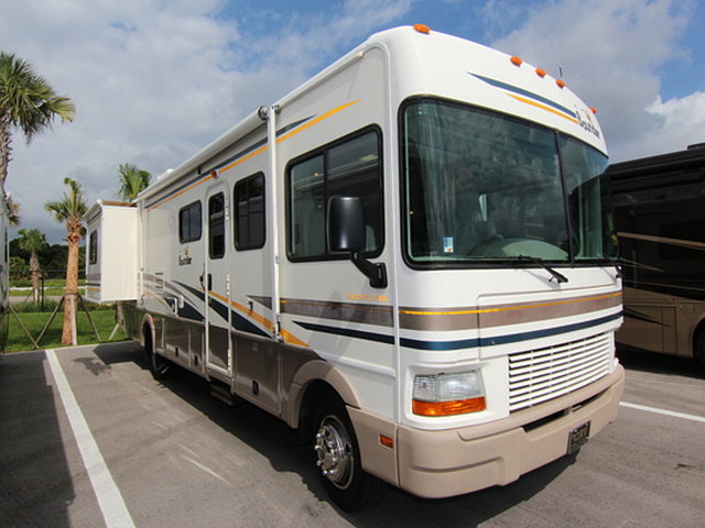 2002 Fleetwood Bounder Photo