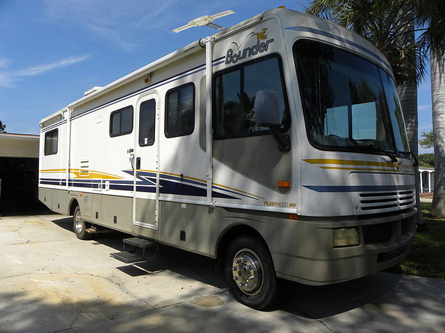 2003 Fleetwood Bounder Photo