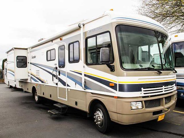 2005 Fleetwood Bounder Photo