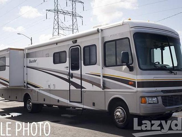 2005 Fleetwood Bounder Photo