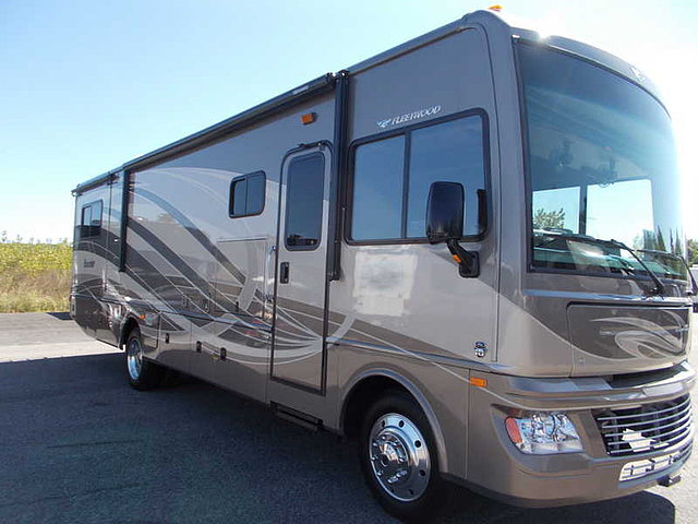 2015 Fleetwood Bounder Photo