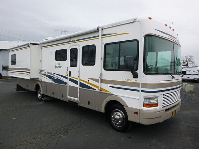 2002 Fleetwood Bounder Photo