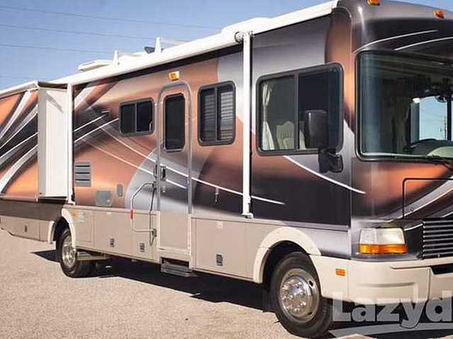 2002 Fleetwood Bounder Photo
