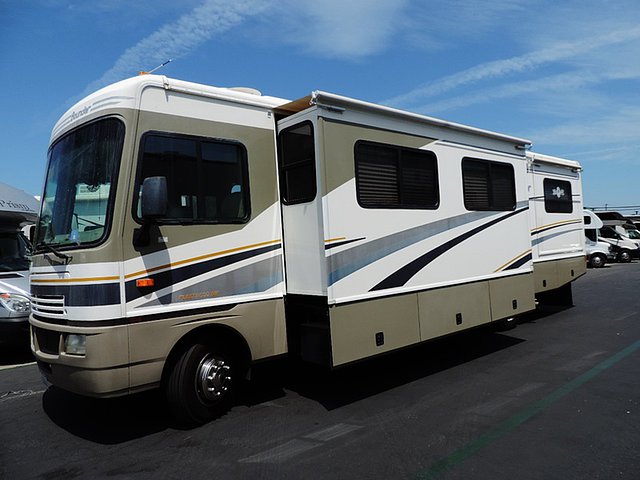 2004 Fleetwood Bounder Photo