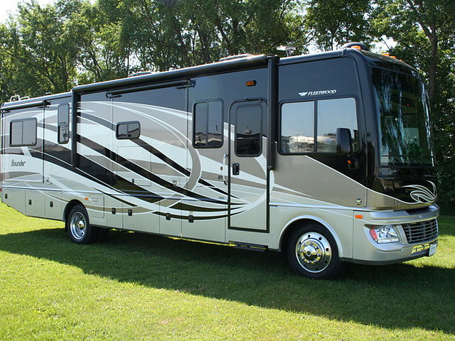 2015 Fleetwood Bounder Photo