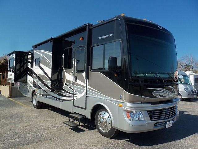 2015 Fleetwood Bounder Photo