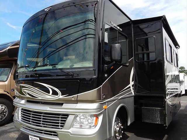 2015 Fleetwood Bounder Photo