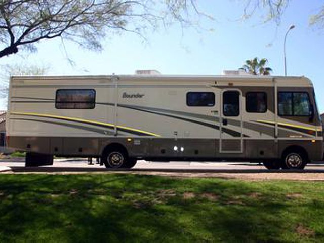 2004 Fleetwood Bounder Photo