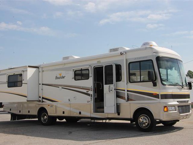 2005 Fleetwood Bounder Photo