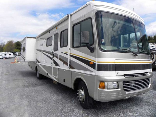 2005 Fleetwood Bounder Photo