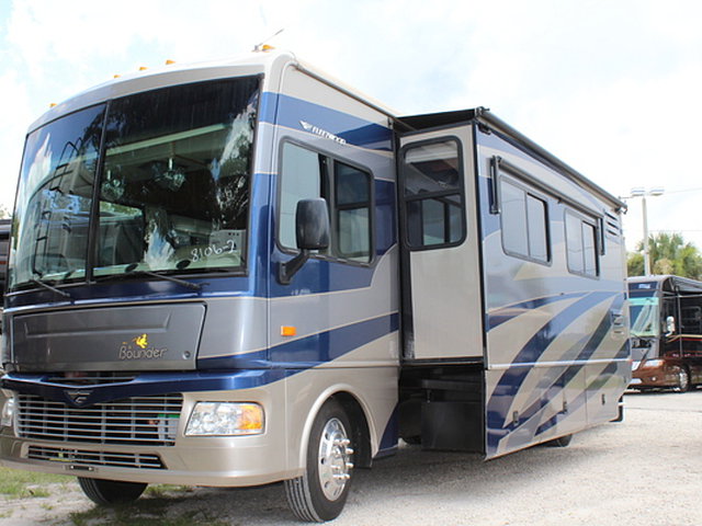 2008 Fleetwood Bounder Photo
