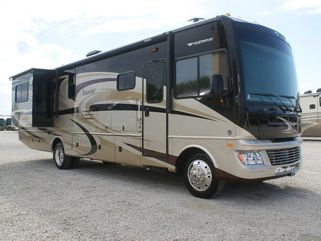 2014 Fleetwood Bounder Photo