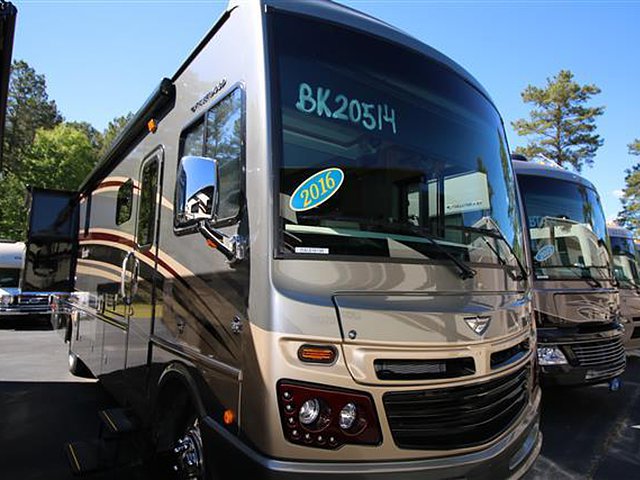 2016 Fleetwood Bounder Photo
