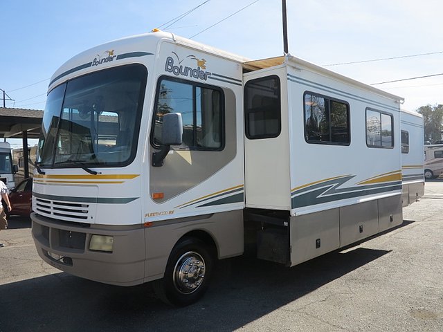 2003 Fleetwood Bounder Photo